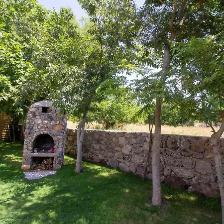 Relish Villalari Vilă *